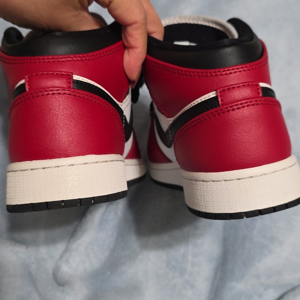 Air Jordan 2020 1 Mid GS 'Chicago Black Toe Size 4Y - Picture 11 of 12